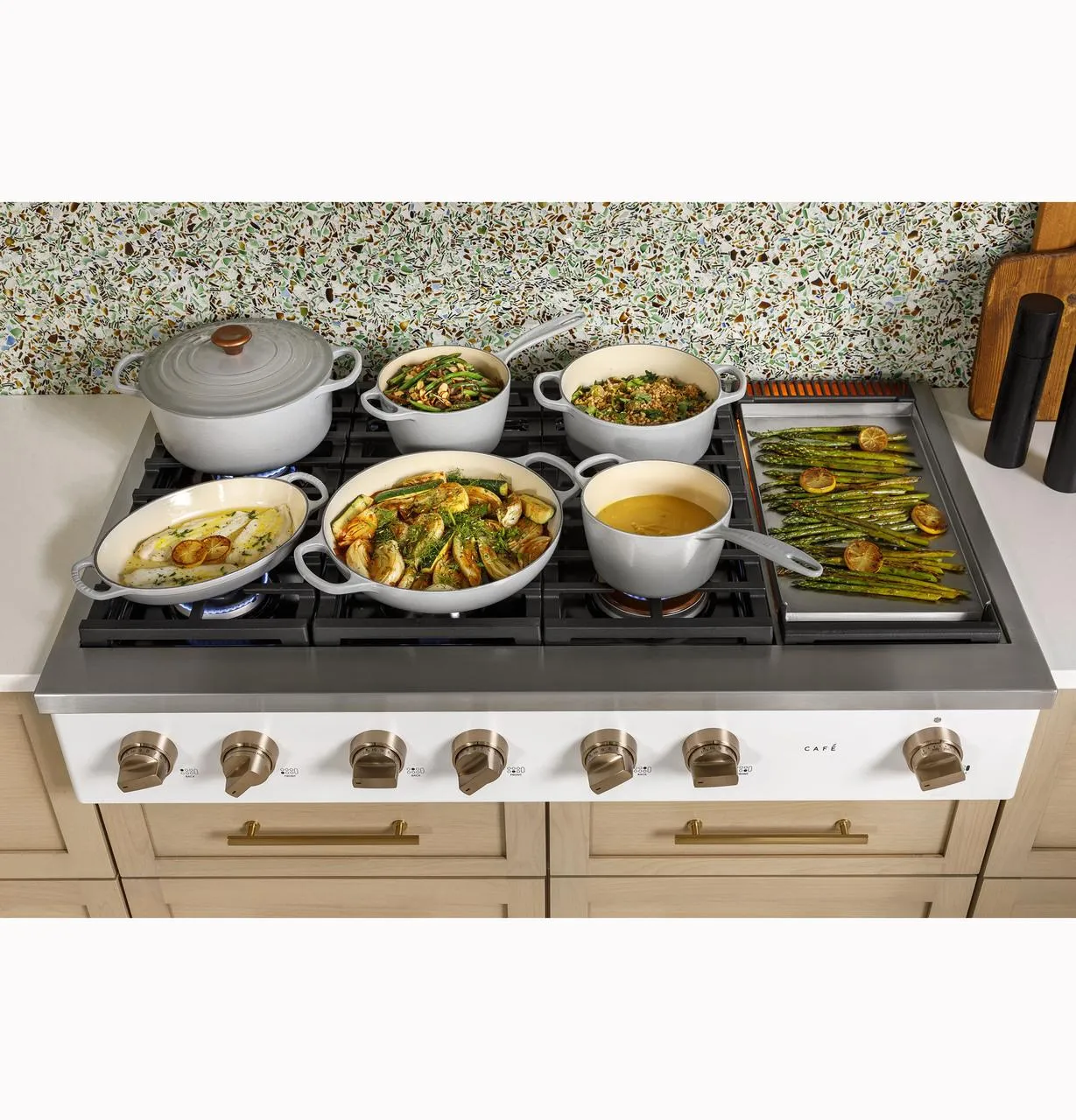 Cafe CGU486P4TW2 Caf(eback)™ 48" Commercial-Style Gas Rangetop with 6 Burners and Integrated Griddle (Natural Gas)