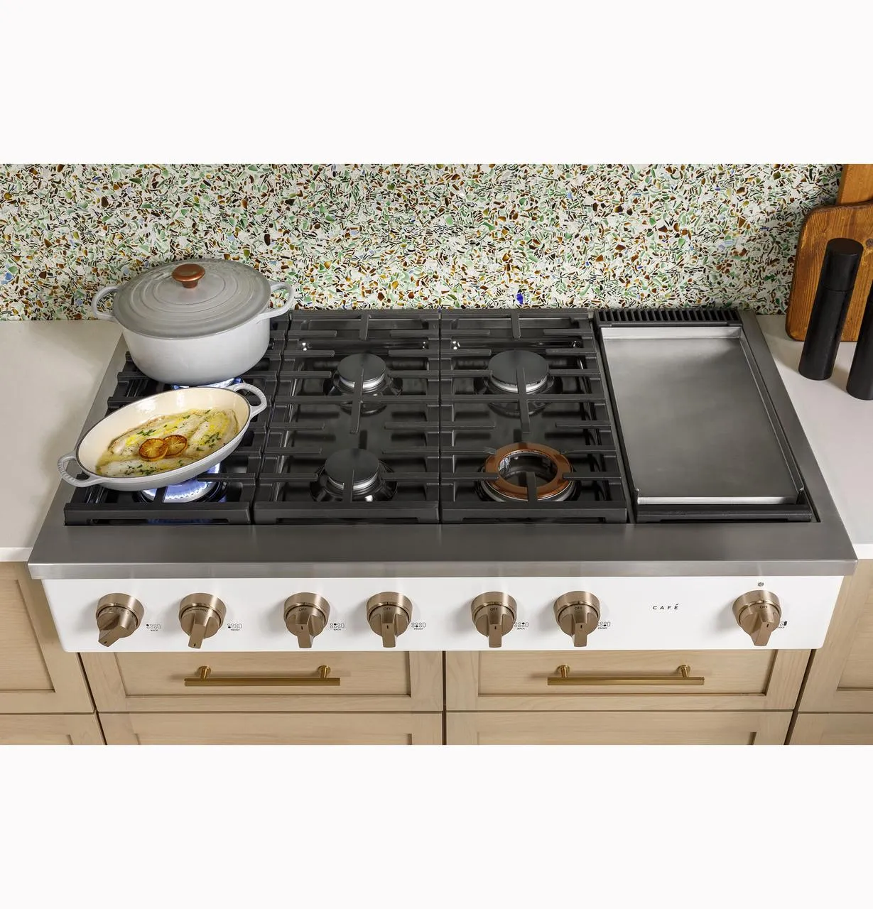 Cafe CGU486P4TW2 Caf(eback)™ 48" Commercial-Style Gas Rangetop with 6 Burners and Integrated Griddle (Natural Gas)