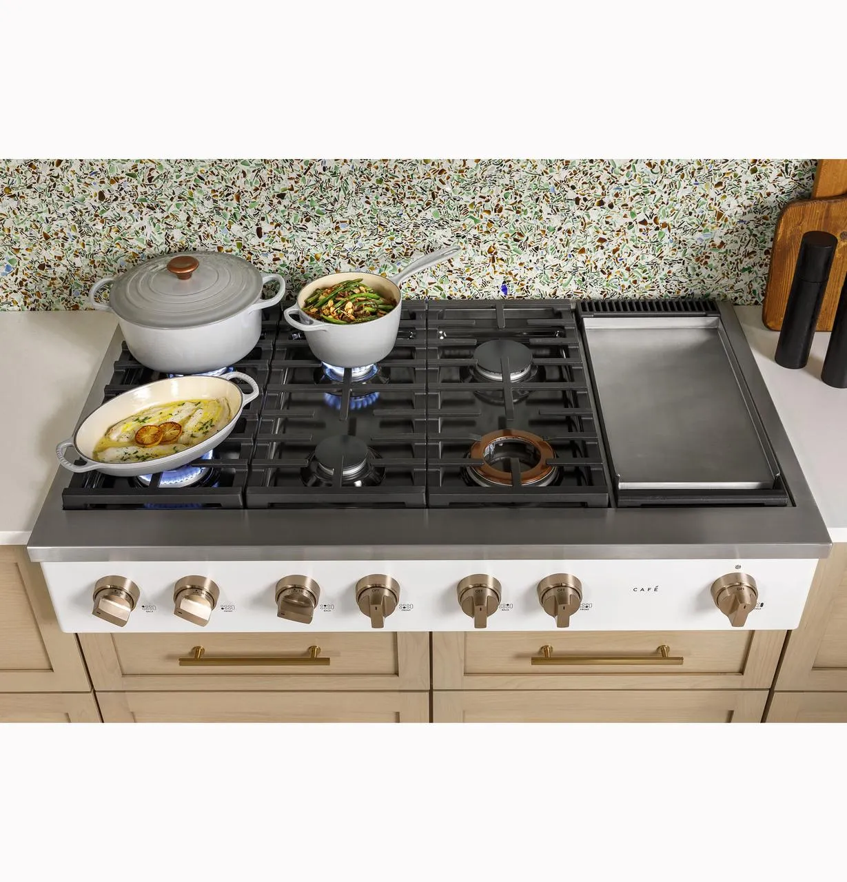 Cafe CGU486P4TW2 Caf(eback)™ 48" Commercial-Style Gas Rangetop with 6 Burners and Integrated Griddle (Natural Gas)